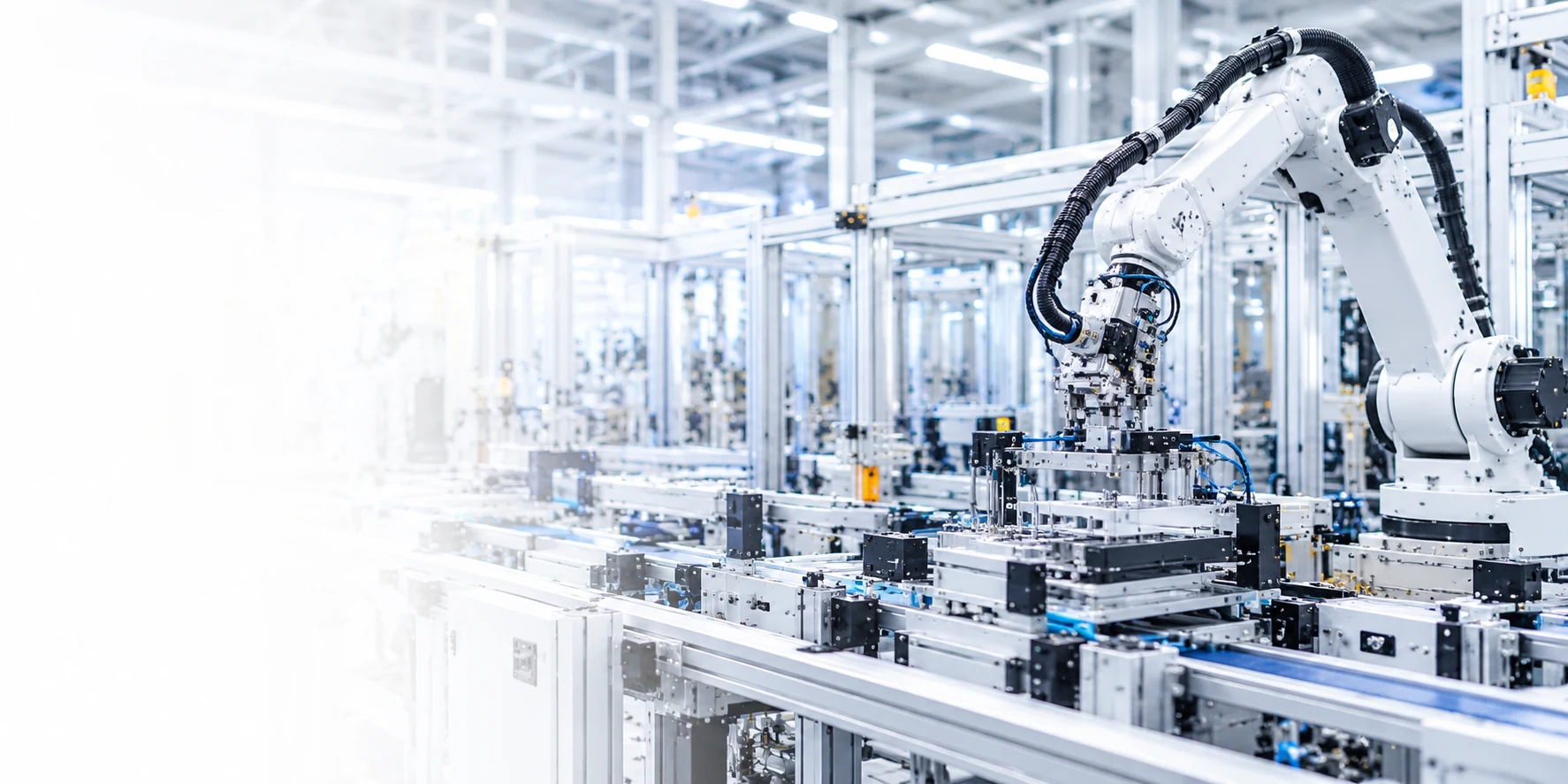 生産設備とロボットアームを含む工場設備のイメージ